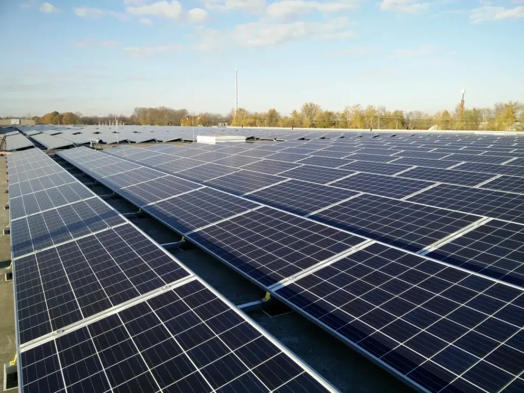 Zonnepanelen die zorgen voor het hoogst mogelijke energielabel A+++++ bij het pand van Transcarbo.