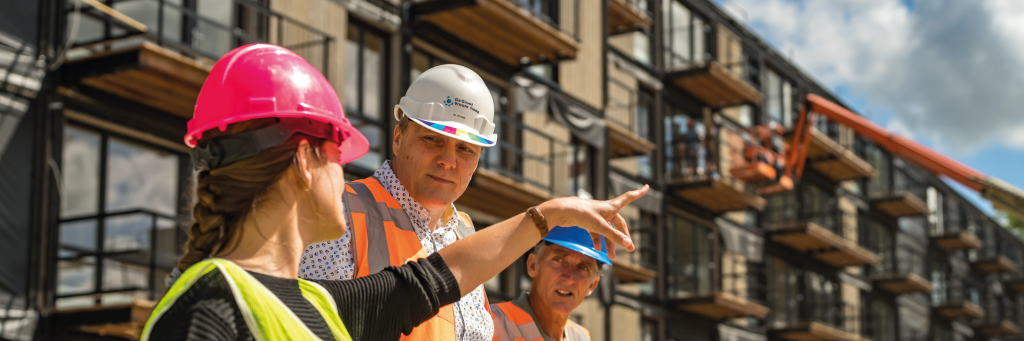 Medewerkers met helmen bij een project van Transcarbo.