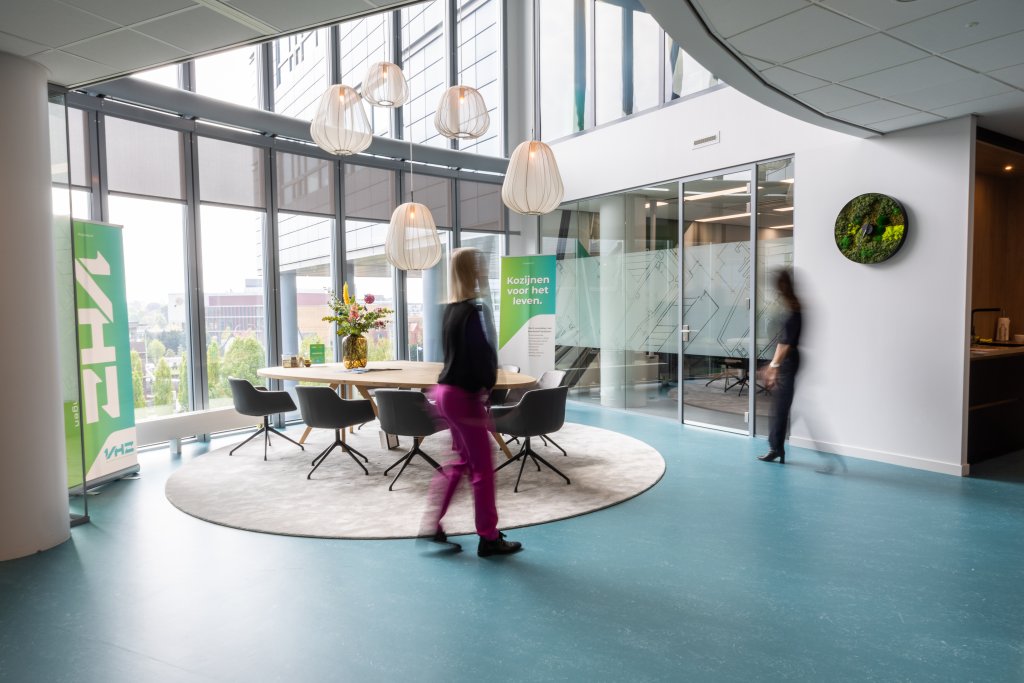 Medewerkers wandelend door het kantoor in Zwolle.